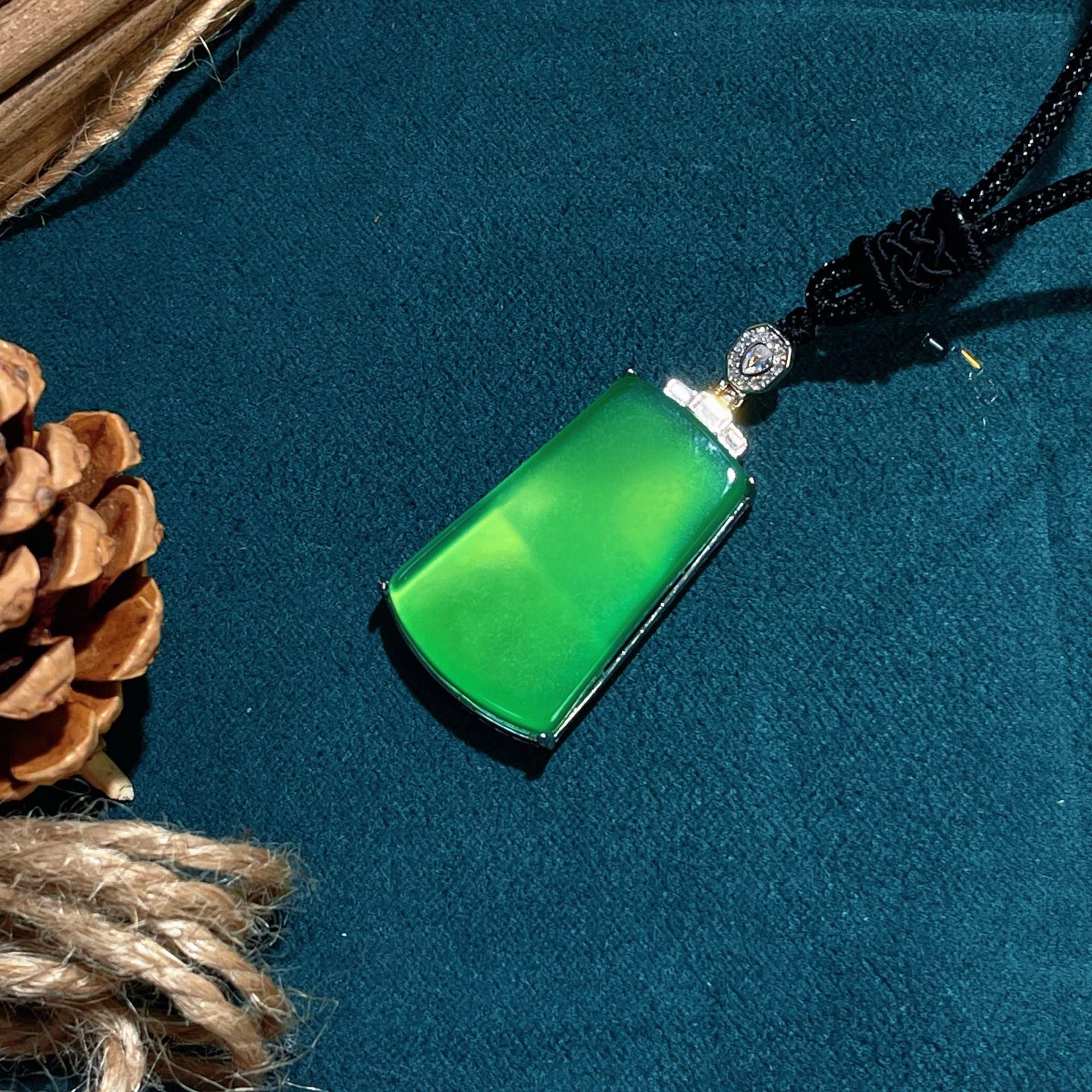 Damen Halskette mit kunstvollem Jade-Anhänger aus hochwertigen Materialien Shop Nory