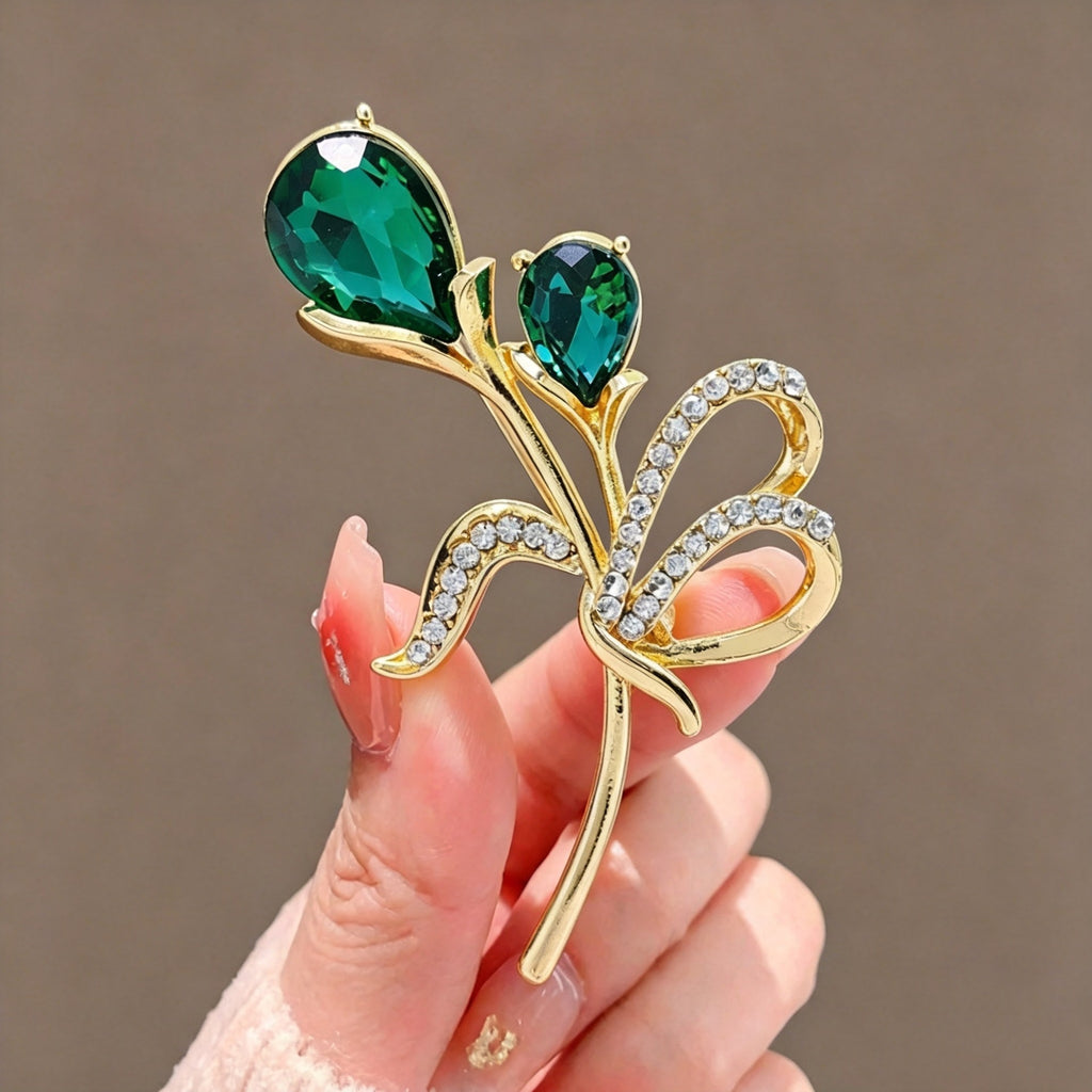 Filigrane Emaillierte Ahornblatt-Brosche mit Zirkonia