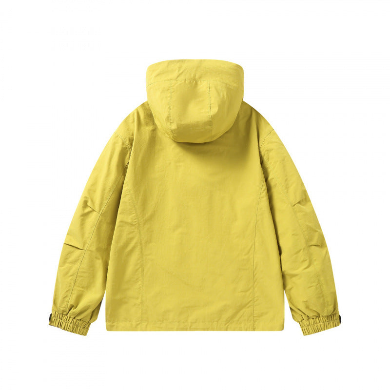 Unisex Kurz geschnittene Kapuzenjacke im technischen Outdoor‑Style mit Kordelzug, verdeckter Frontleiste und verstellbaren Bündchen Shop Nory