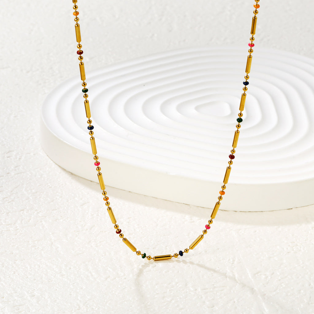 Damen elegante Halskette mit goldplattiertem Design und feinen Perlenakzenten Shop Nory