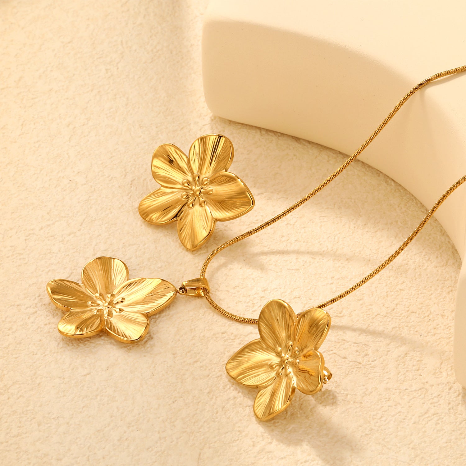 Damen Schmuckset mit goldfarbigem Sonnenanhänger und eleganter Kette Shop Nory