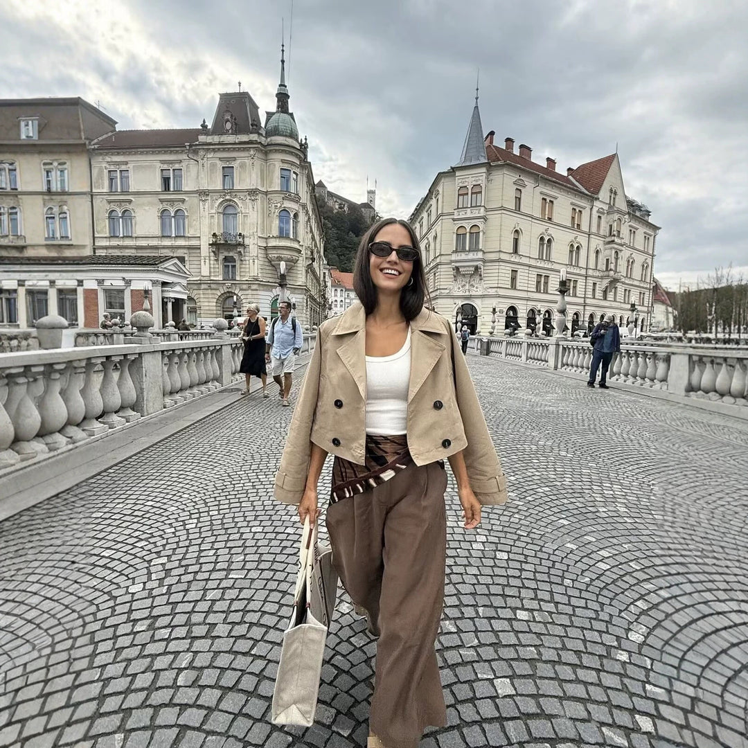 Damen Cropped Doppelreiher-Trenchjacke mit weitem Revers, Epauletten und boxy Schnitt Shop Nory
