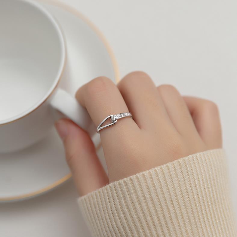 Damen dezenter Edelstahlring mit funkelndem Zirkonia-Streifen Shop Nory