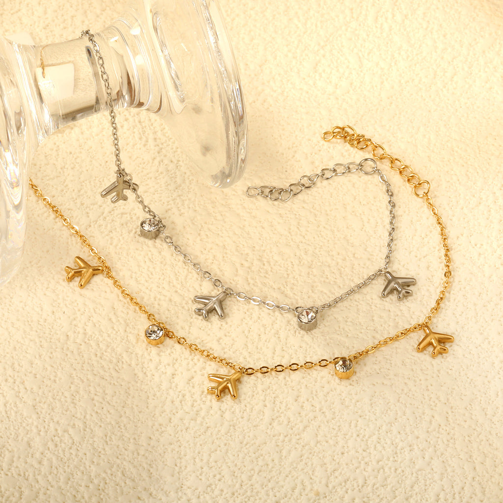 Damen Armband mit einzigartigem Flugzeuganhänger und funkelnden Kristallelementen Shop Nory