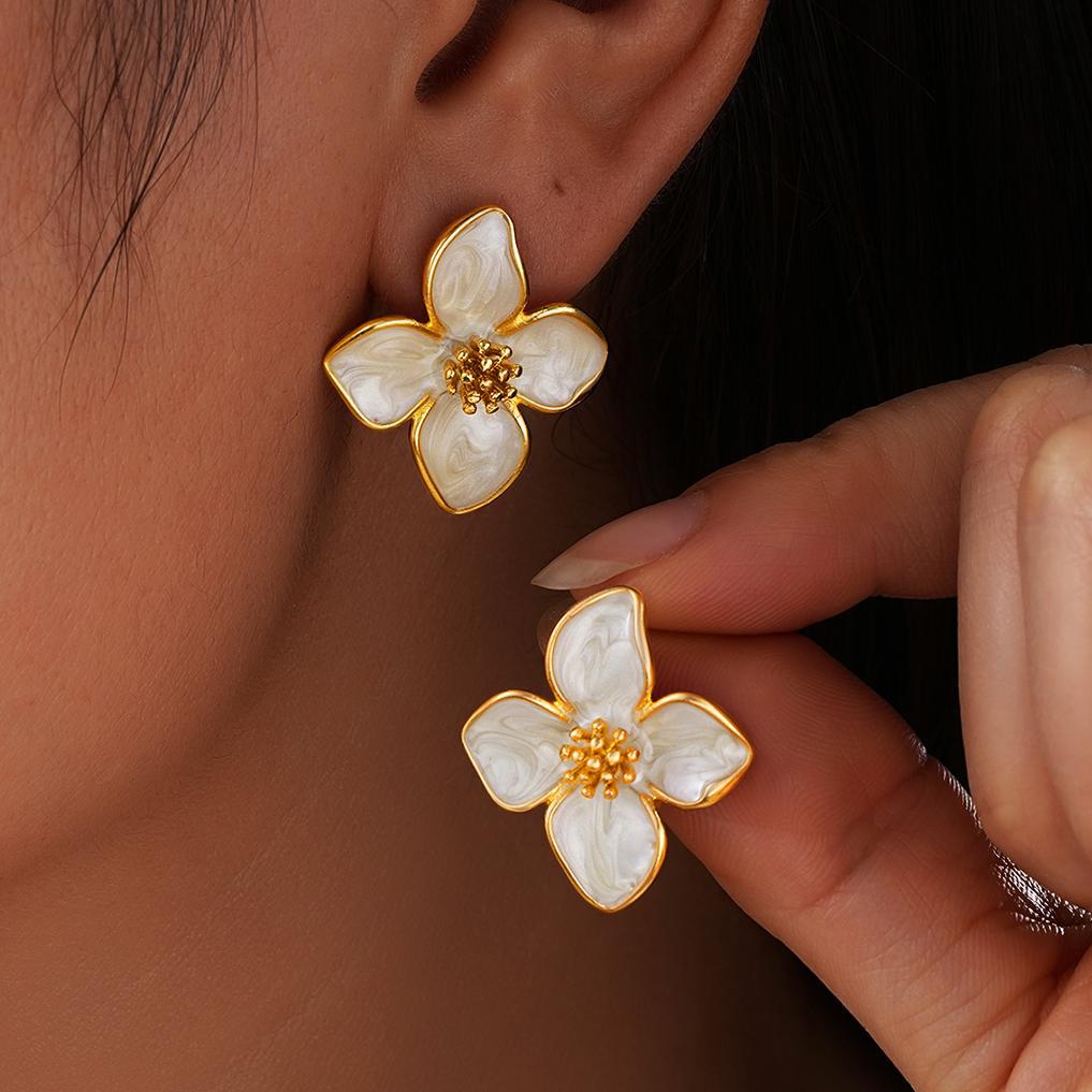 Damen-Ohrstecker mit floralem Design und luxuriösen goldenen Akzenten Shop Nory