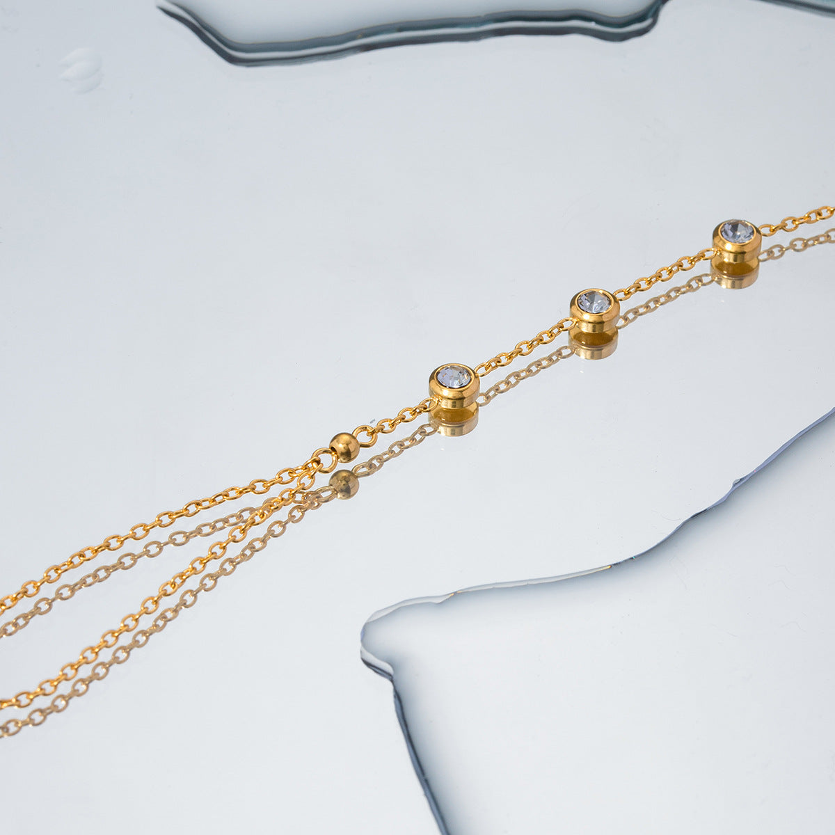 Damen Armband mit funkelnden Kristall-Elementen und eleganter Gliederstruktur Shop Nory