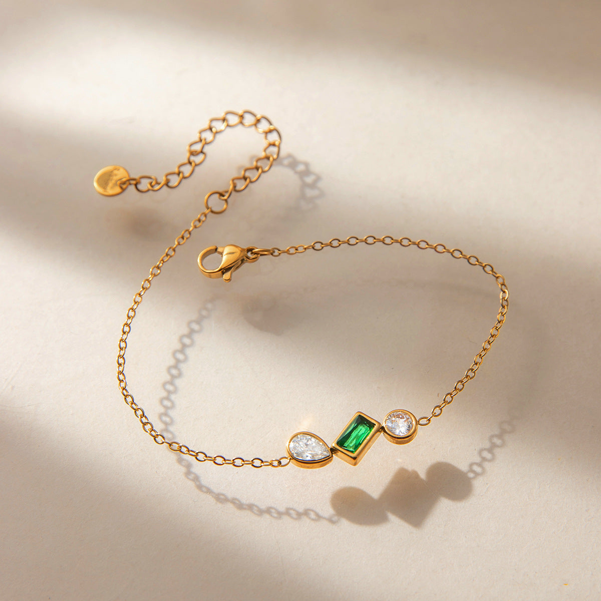 Damen Armband mit grünem Edelstein und Zirkonia-Akzenten Shop Nory