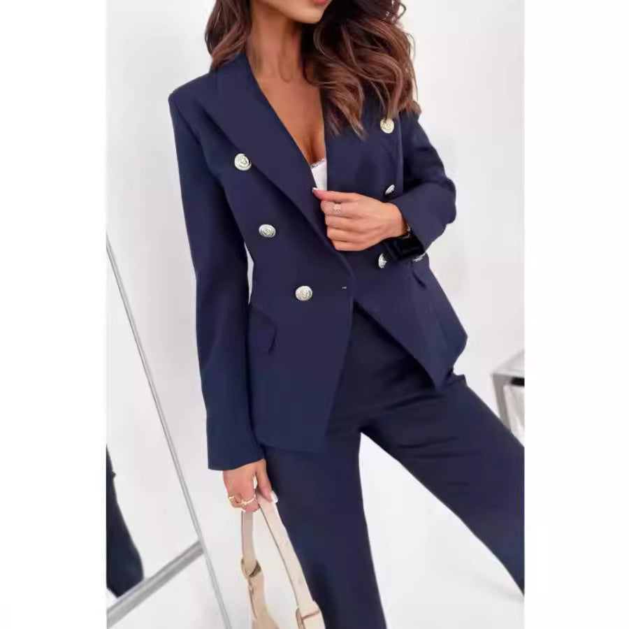 Damen eleganter Blazer-Anzug mit goldenen Knopfdetails