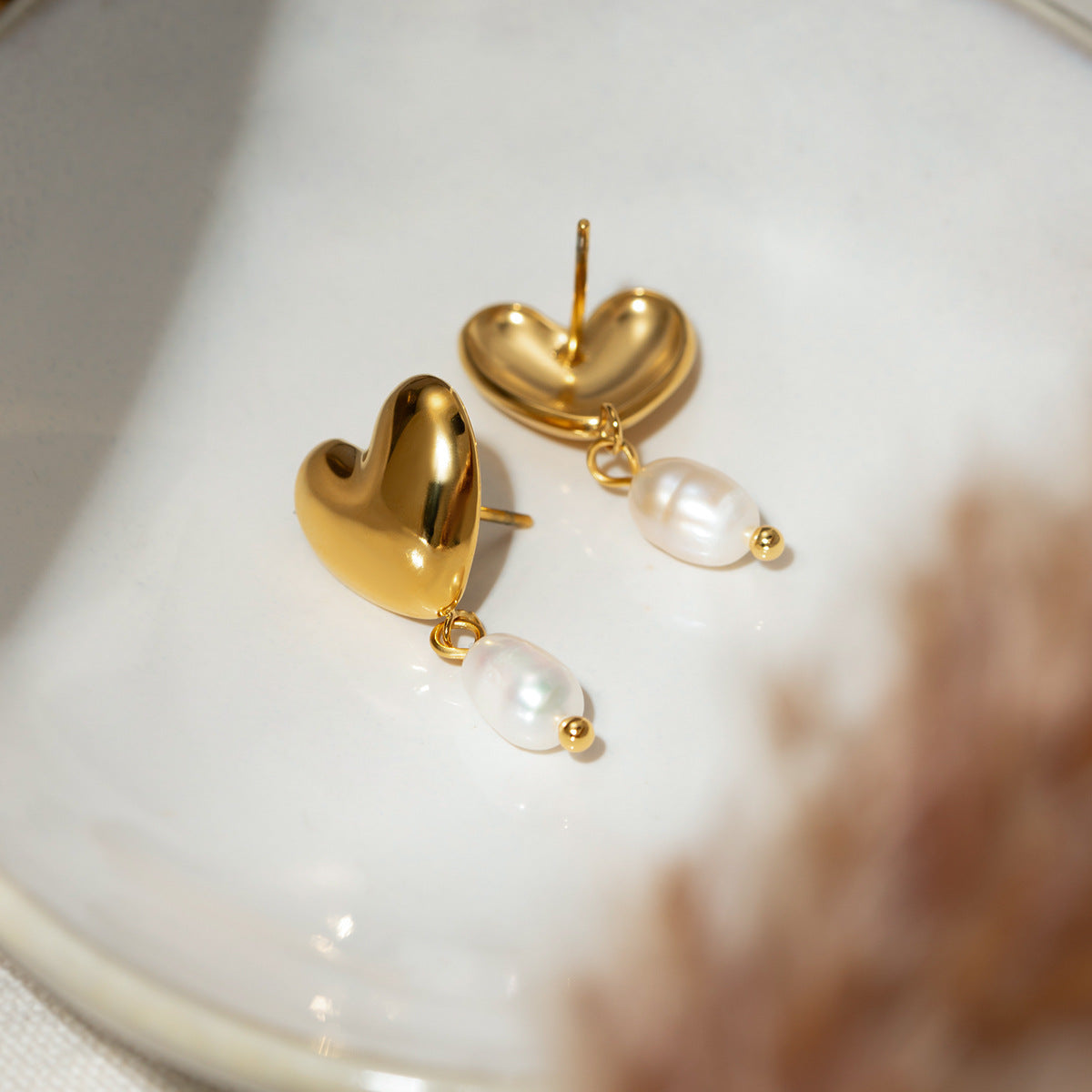 Damen Ohrhänger mit Herz-Design und eleganten Perlenakzenten Shop Nory