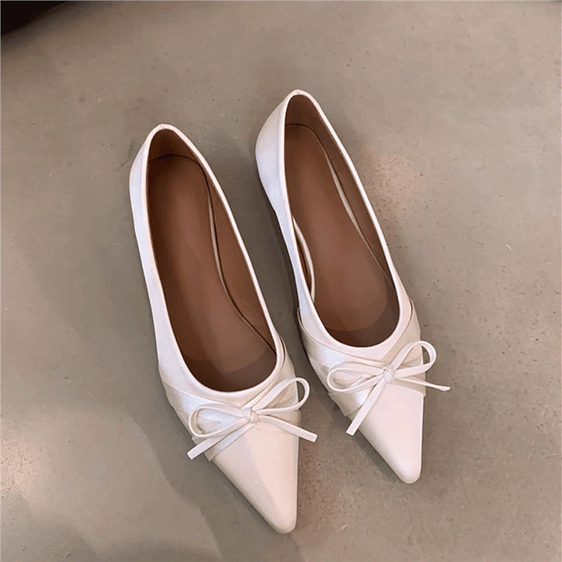 Damen Spitz zulaufende flache Ballerina mit Schleifen-Detail und gepolstertem Komfortfußbett Shop Nory