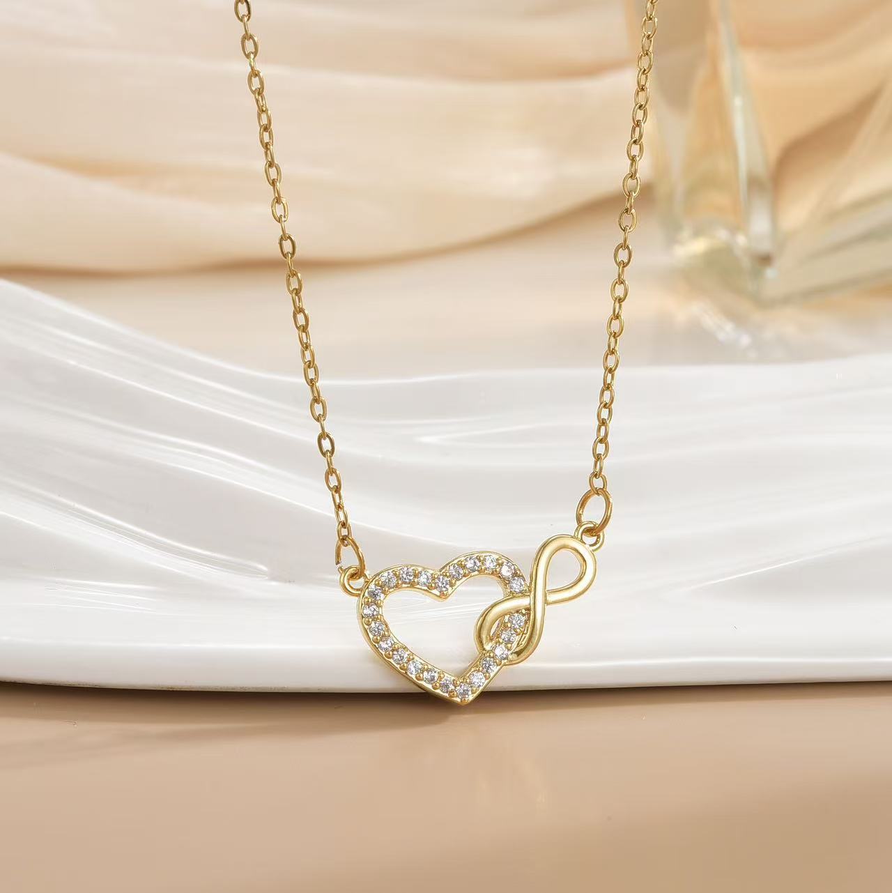 Damen Halskette mit modernem Kreuzanhänger und eleganter Gliederkette Shop Nory