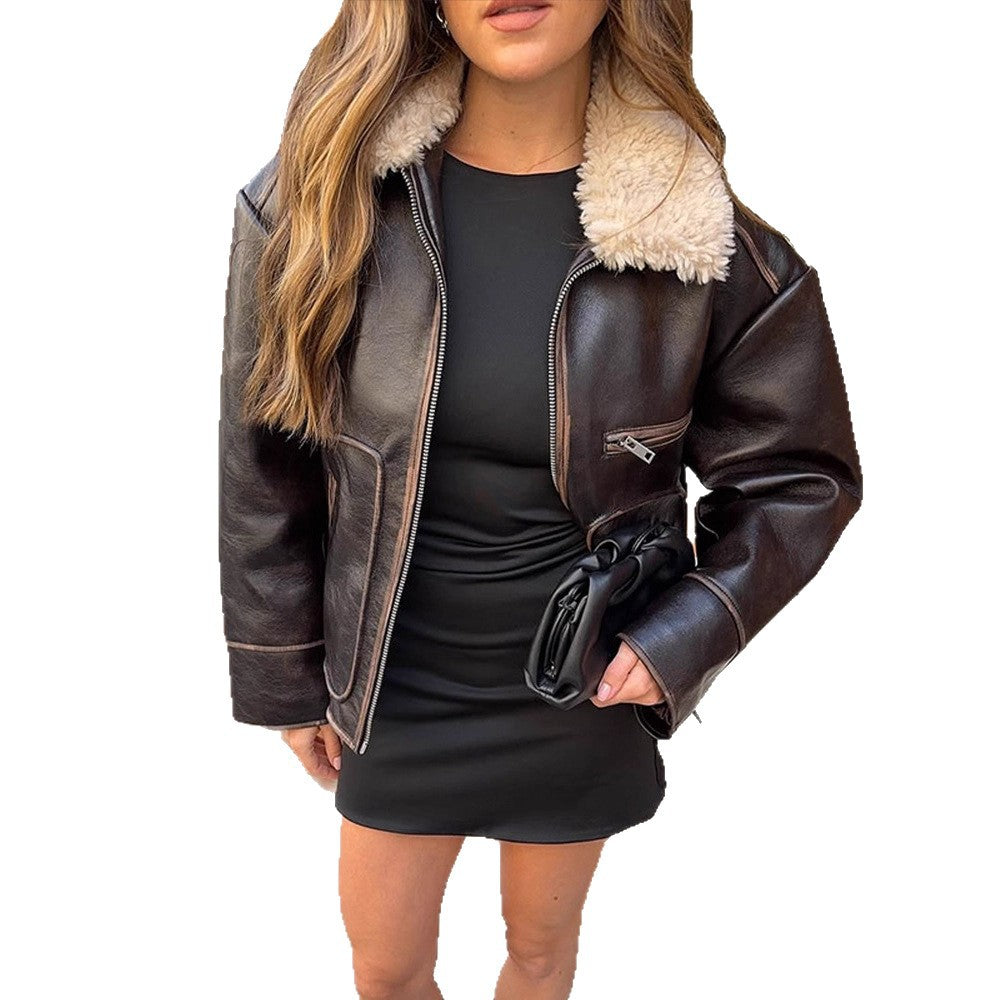 Damen Kurz geschnittene Lederimitat‑Fliegerjacke mit voluminösem Teddy‑Schalkragen und markanten Ziernähten Shop Nory