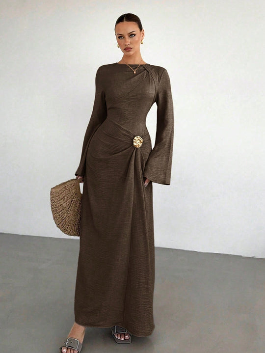 Damen Maxikleid mit Drapierter Taille, langen Glockenärmeln und Zierbrosche Shop Nory