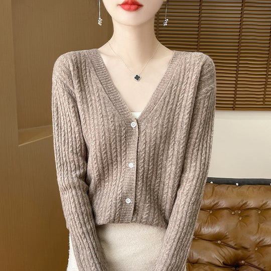 Damen Kurzgeschnittener Feinstrick-Cardigan mit V‑Ausschnitt, feiner Rippenstruktur und Perlmuttknöpfen Shop Nory