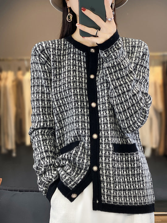 Damen Strickcardigan im Bouclé‑Gittermuster mit Rundhals, Schmuckknopfleiste und aufgesetzten Taschen Shop Nory