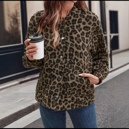 Damen Kurz geschnittene Kuscheljacke im Leo-Fleece mit Stehkragen und Druckknöpfen Shop Nory
