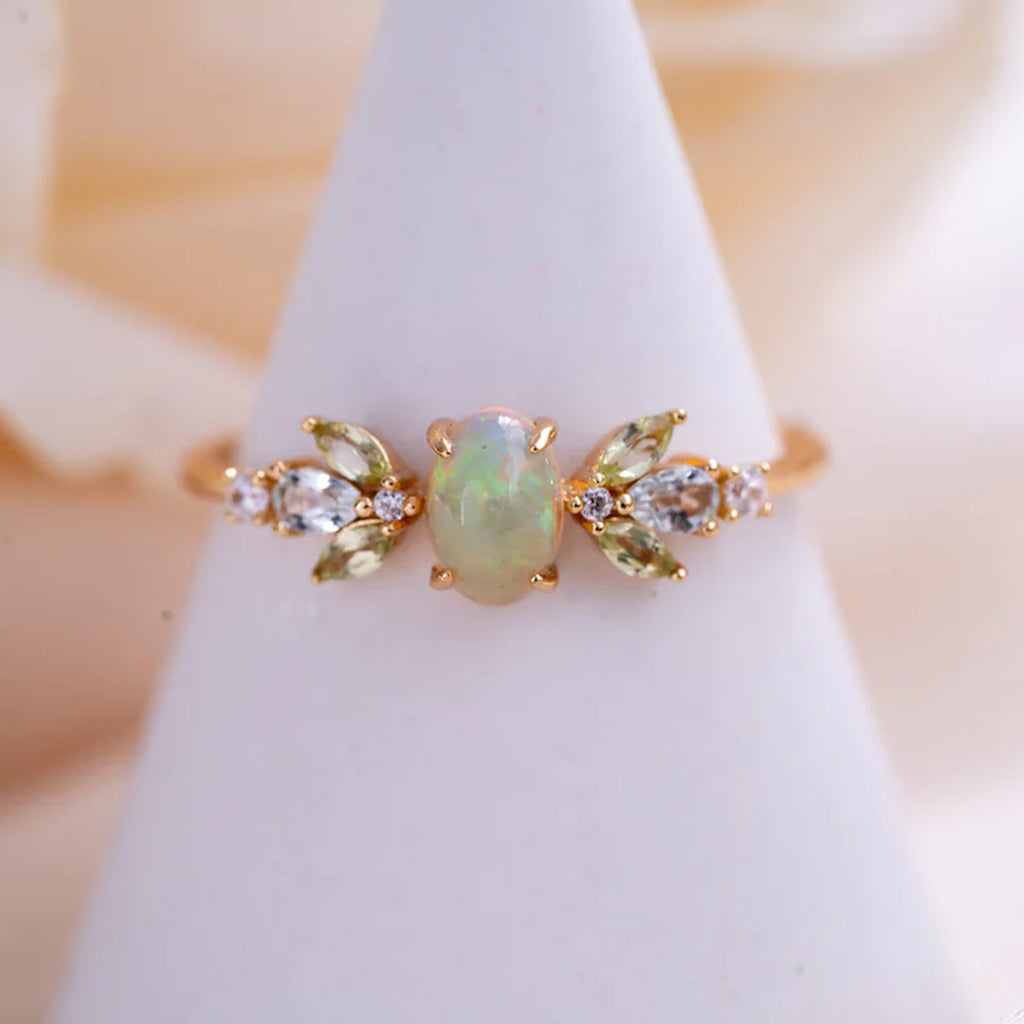 Damen Ring mit filigraner Blütenstruktur und schimmerndem Opal Shop Nory