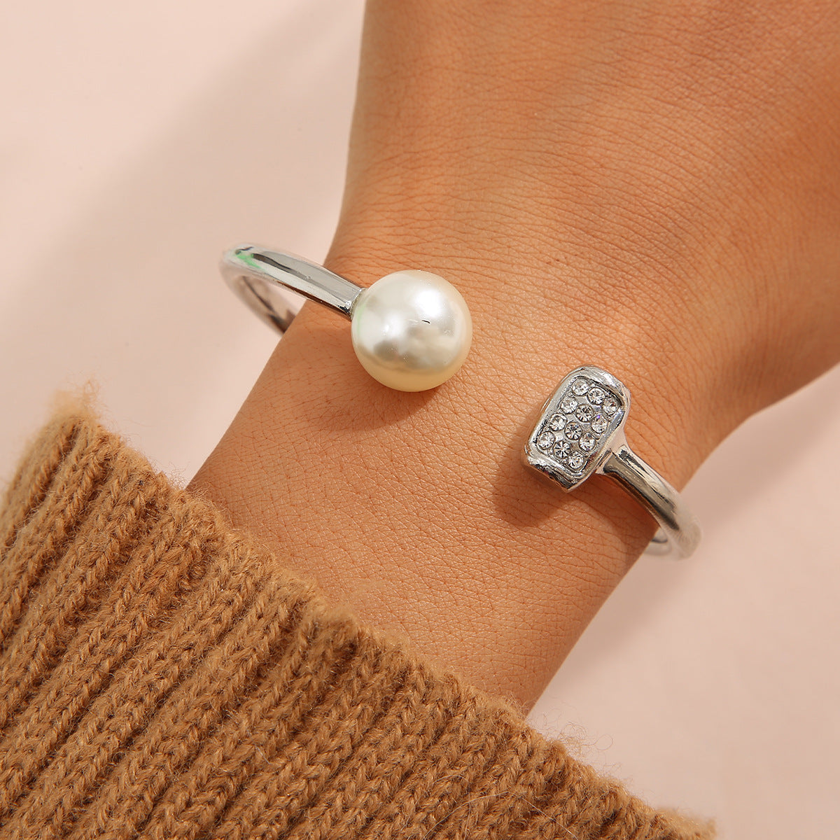 Damen Armreif mit eleganten Perlen und strukturiertem Design Shop Nory