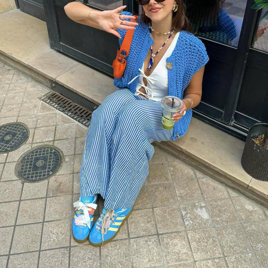 Damen Kurzgeschnittene Ärmellose Strickweste mit V-Ausschnitt und Zierknöpfen Shop Nory