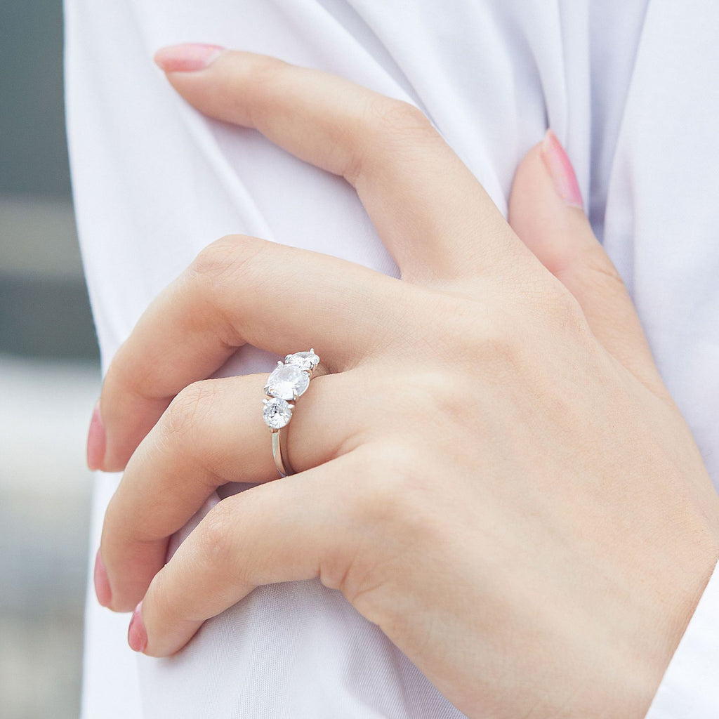 Damen Eleganter Diamantring mit drei funkelnden Steinen Shop Nory