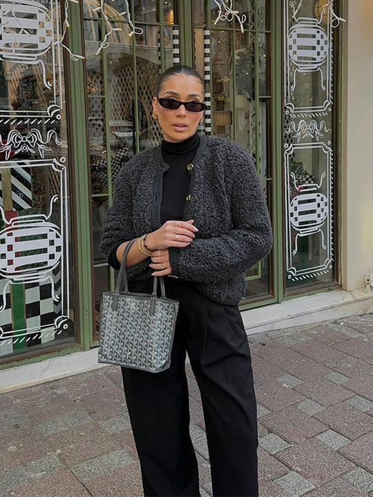 Damen Kurzjacke im kastigen Schnitt aus synthetischem Teddy-Fleece mit gerippten Kanten und goldfarbenen Zierknöpfen Shop Nory