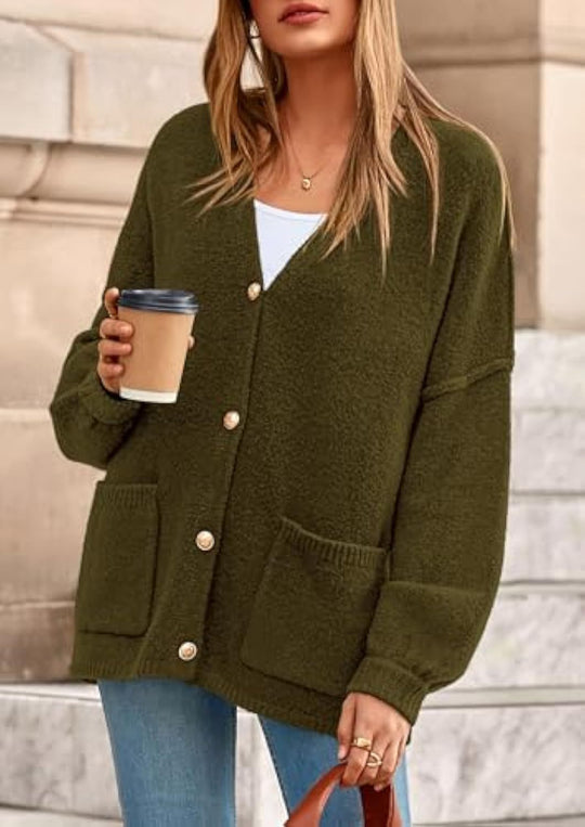 Damen Oversize Strickcardigan mit V-Ausschnitt, goldenen Zierknöpfen und aufgesetzten Taschen Shop Nory