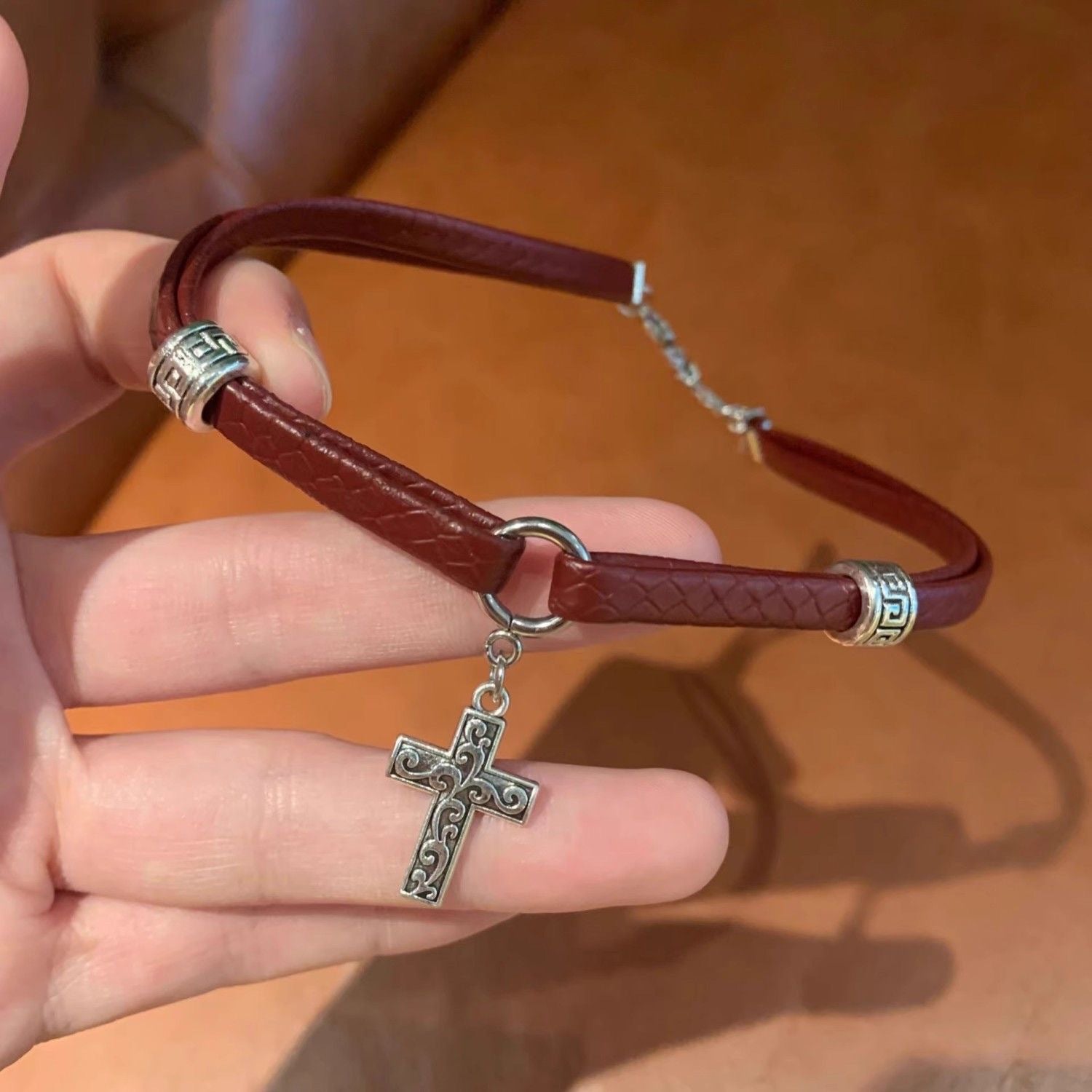 Damen Lederhalskette mit Anhänger aus hochwertigem Metall Shop Nory