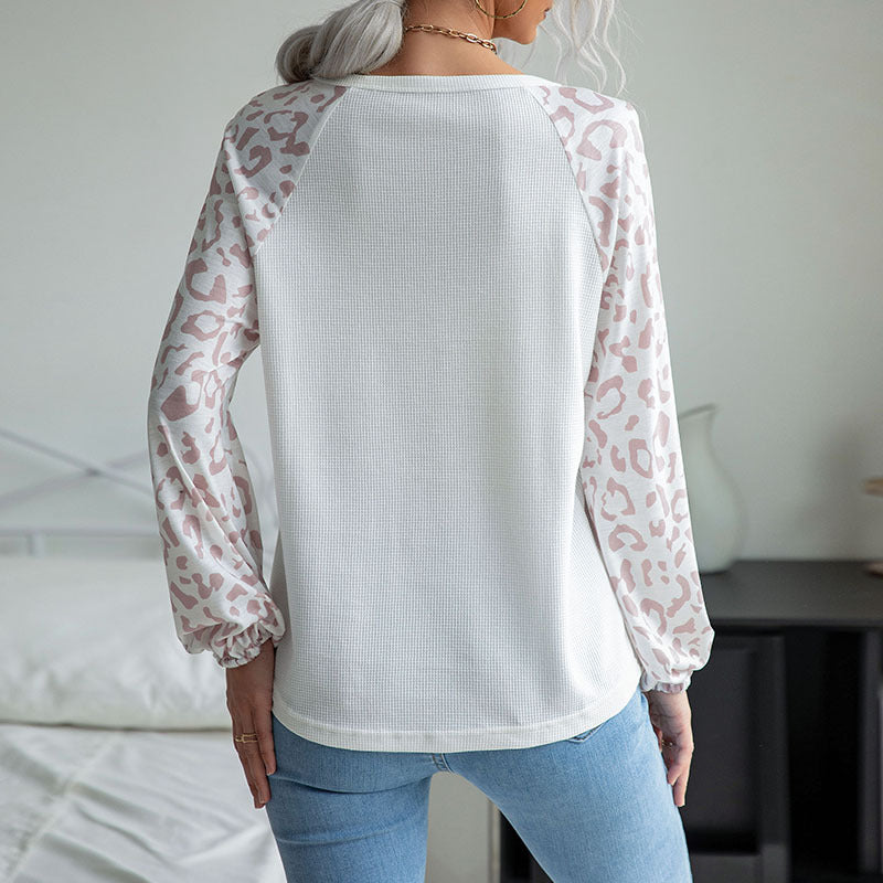 Damen Feinstrick-V‑Neck-Shirt mit Waffelstruktur und Chiffon-Leopardenärmeln Shop Nory