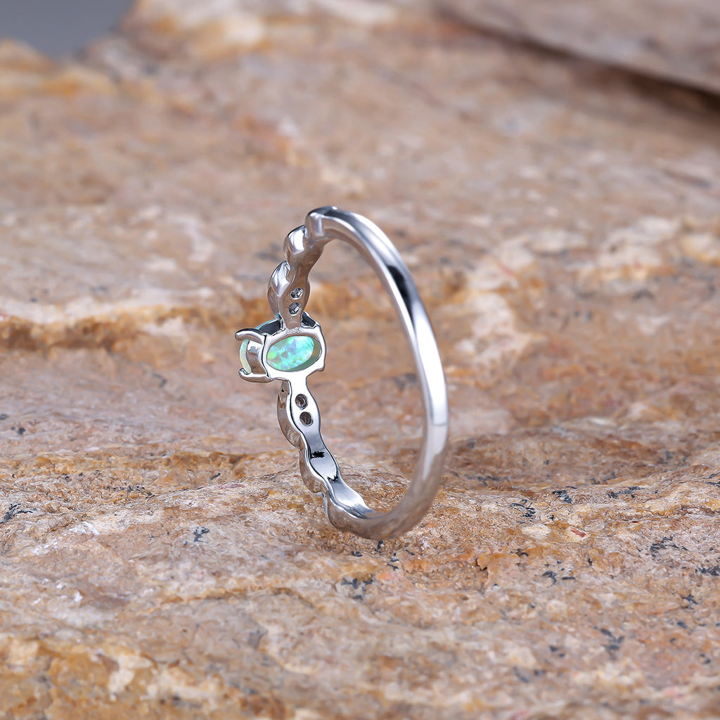 Damen Ring mit kunstvoller Opal-Fassung und funkelnden Zirkonia Shop Nory