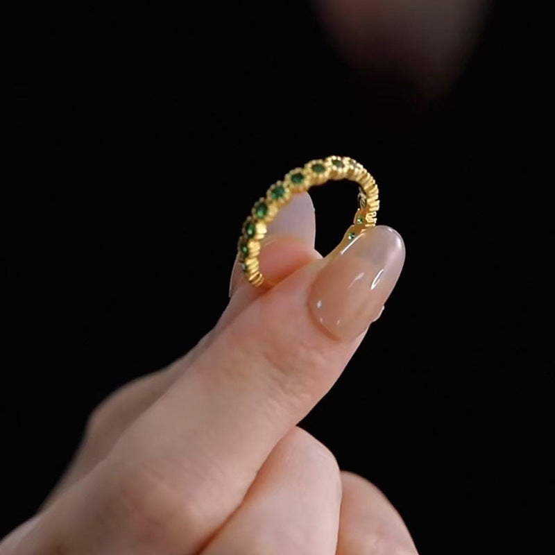 Damen Offener Ring mit funkelnden grünen Steinen und elegantem Golddesign Shop Nory
