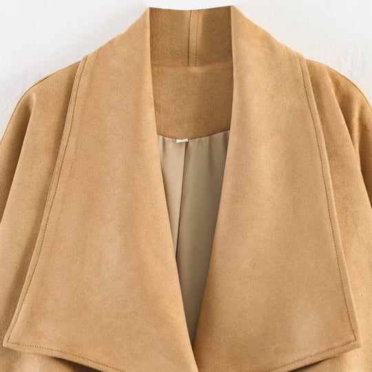 Damen Kurze Oversize Jacke aus Veloursimitat mit weitem Schalkragen Raglanärmeln und gerafftem Saum Shop Nory