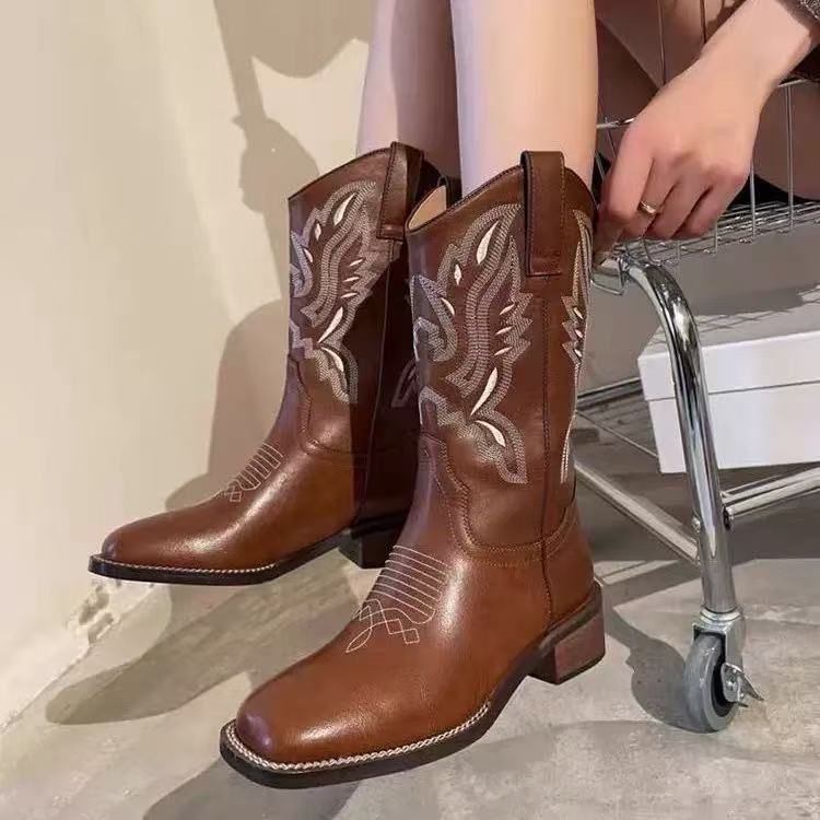 Damen Westernstiefel mit filigraner Stickerei und bequemem Blockabsatz