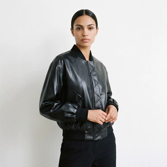 Damen Kurze Kunstleder-Bomberjacke mit Rippbündchen und geometrischer Stepppasse Shop Nory