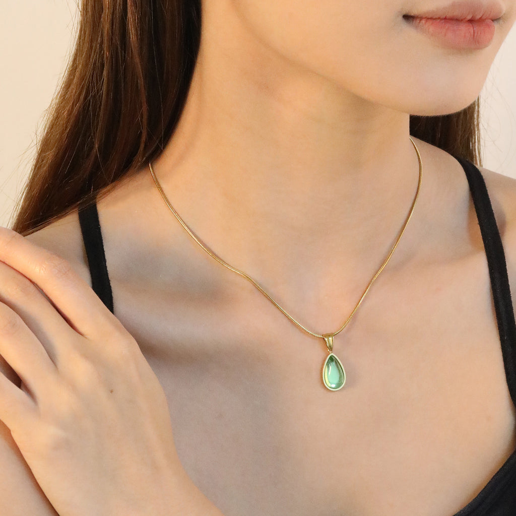 Damen Halskette mit Sonnenanhänger und bunten Kristallakzenten Shop Nory