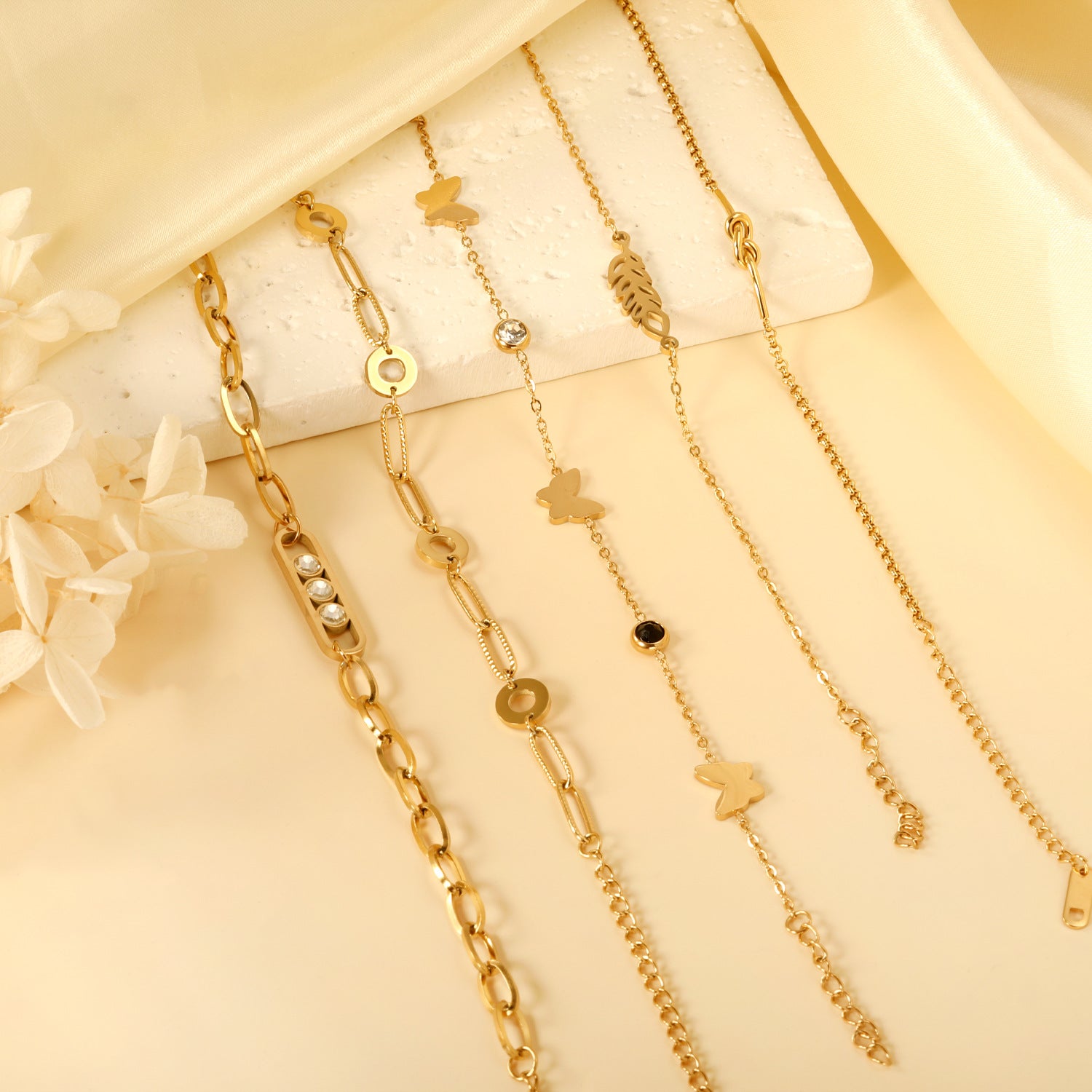 Damen edles Armband mit filigranen Schmetterlingsanhängern und Kristallakzenten Shop Nory