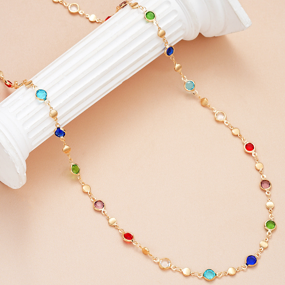 Damen Halskette mit bunten Edelstein-Details und filigranem Design Shop Nory