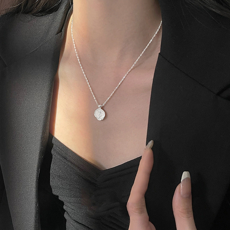 Damen Elegante und filigrane Halskette mit graviertem Anhänger Shop Nory