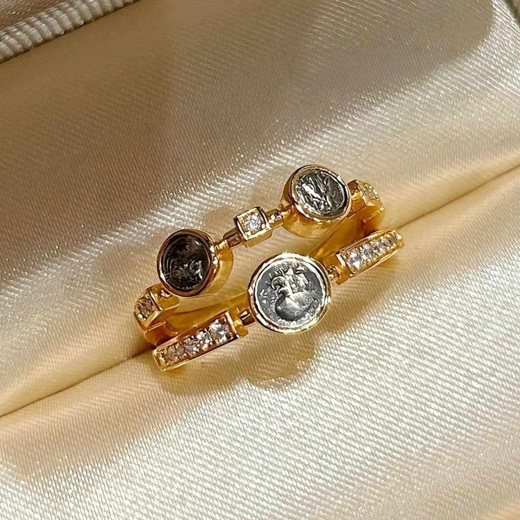 Damen Ring mit einzigartigem geprägtem Design und funkelnden Ziersteinen Shop Nory