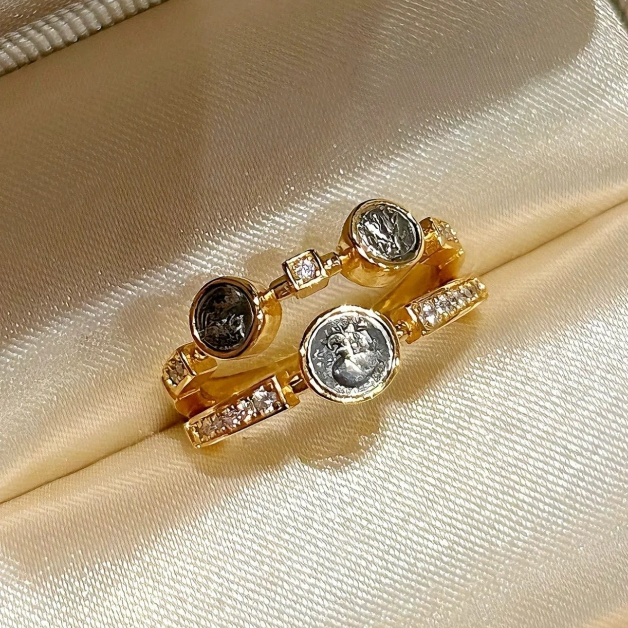 Damen Ring mit einzigartigem geprägtem Design und funkelnden Ziersteinen Shop Nory