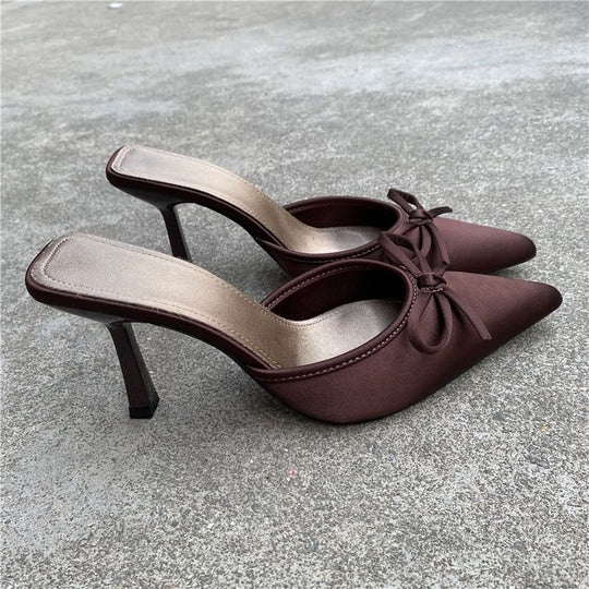 Damen Spitz zulaufende Satin-Mules mit zarter Schleifenapplikation und mittelhohem Sculpted-Absatz Shop Nory