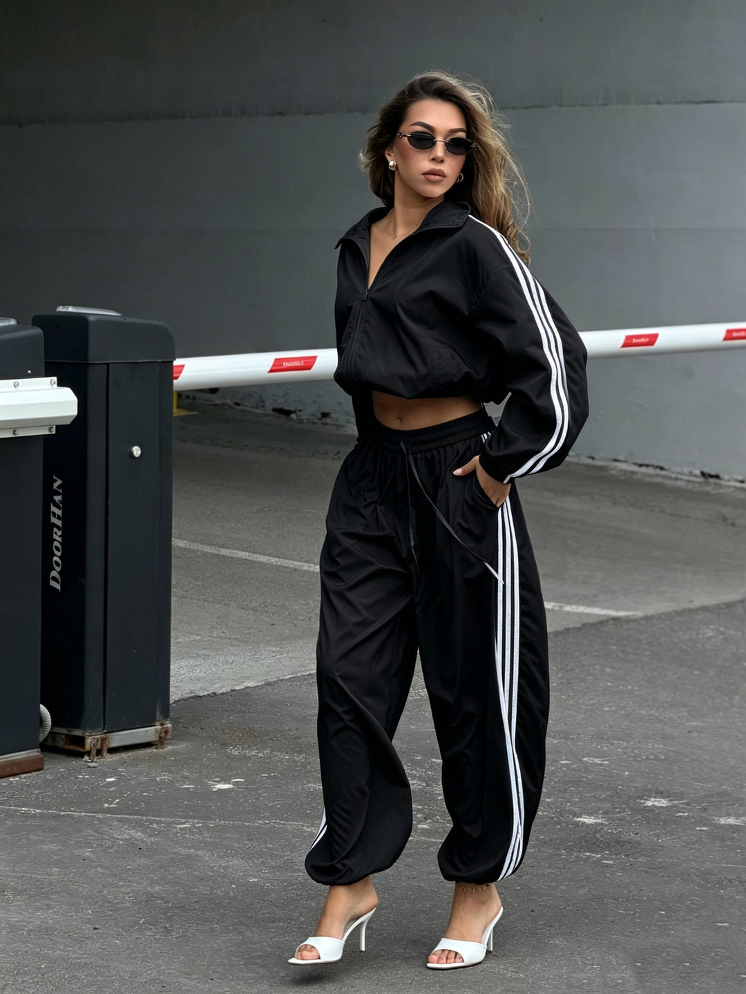 Damen Oversized kurz geschnittene Trainingsjacke und taillenhohe Jogginghose Set mit Seitenstreifen Shop Nory