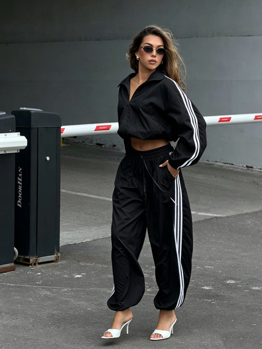 Damen Oversized kurz geschnittene Trainingsjacke und taillenhohe Jogginghose Set mit Seitenstreifen Shop Nory