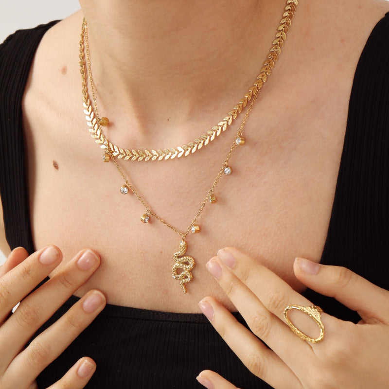 Damen Halskette mit schlangenförmigem Anhänger und goldplattierten Details Shop Nory