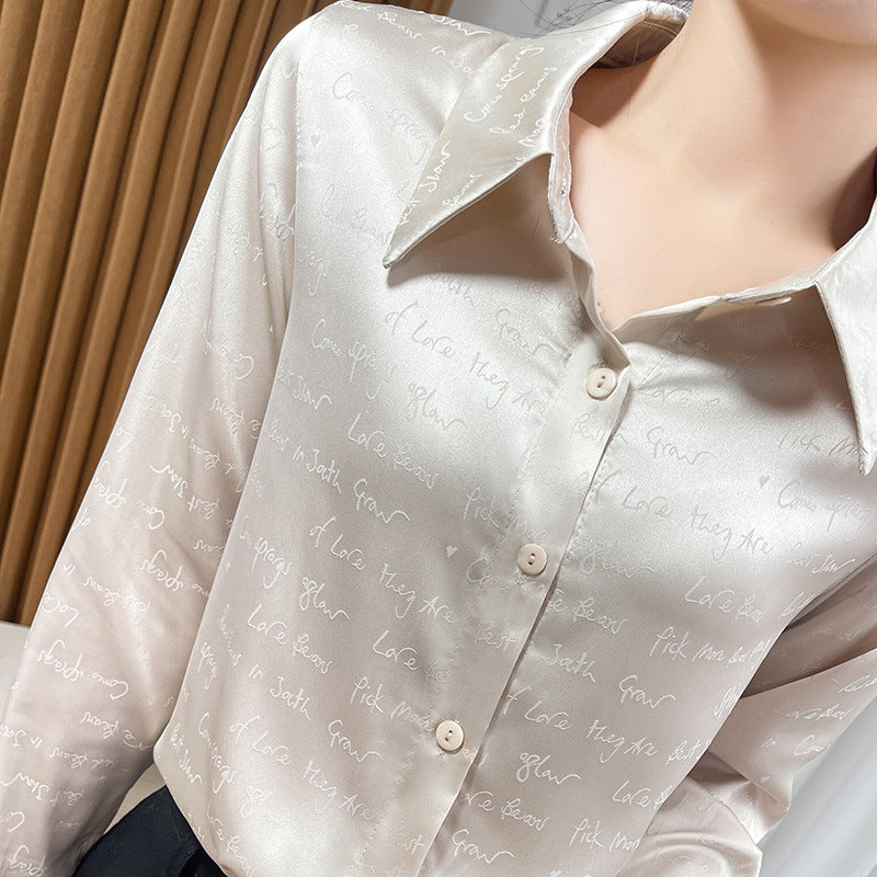 Damen Satinbluse mit zarter Jacquard‑Schrift, spitzem Hemdkragen und durchgehendem Knopfverschluss Shop Nory