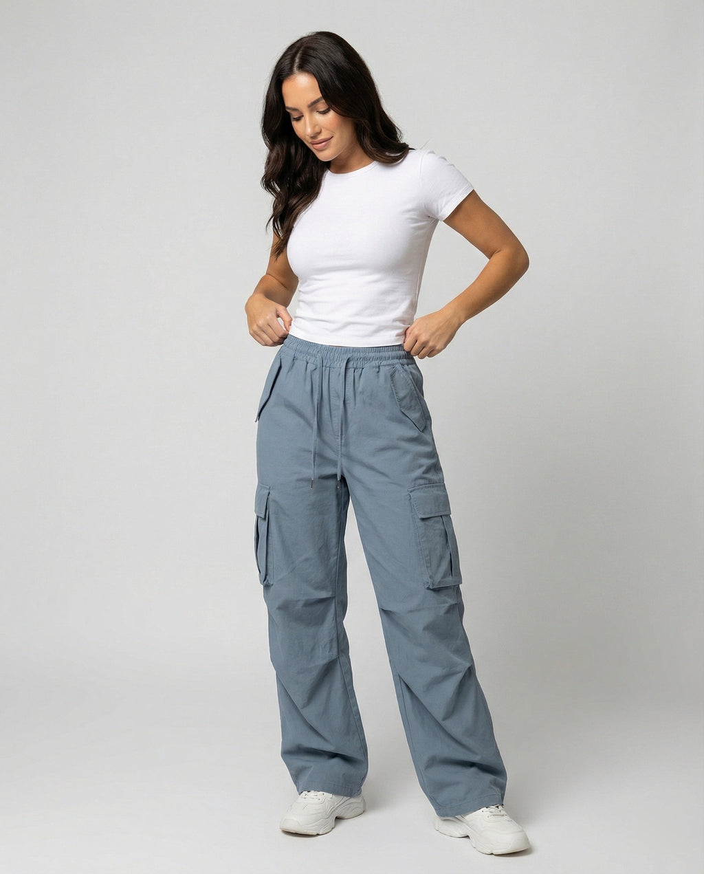 Damen weite Cargo-Hose im Retro-Utility-Stil mit hochgeschnittenem Bund Tunnelzug Mehrfachklappentaschen und verstellbaren Seitenschlaufen