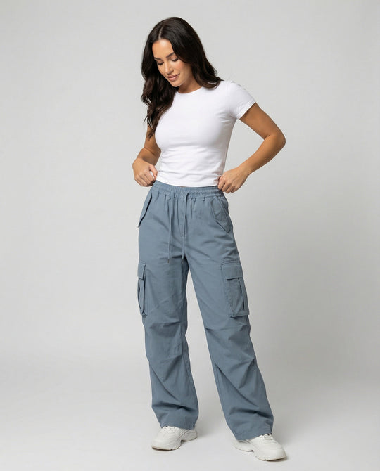 Damen weite Cargo-Hose im Retro-Utility-Stil mit hochgeschnittenem Bund Tunnelzug Mehrfachklappentaschen und verstellbaren Seitenschlaufen