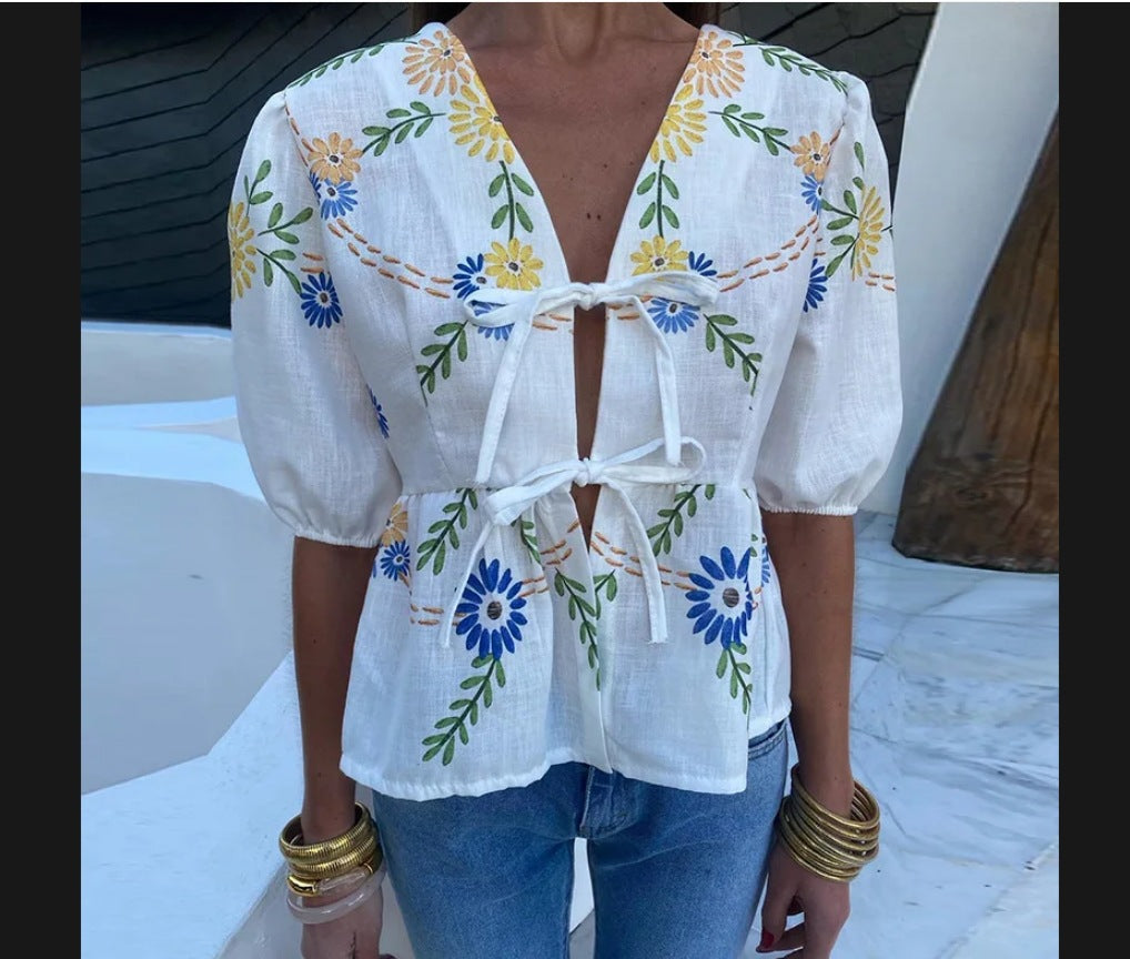 Damen Bluse mit floralen Stickereien und verspieltem Schnitt
