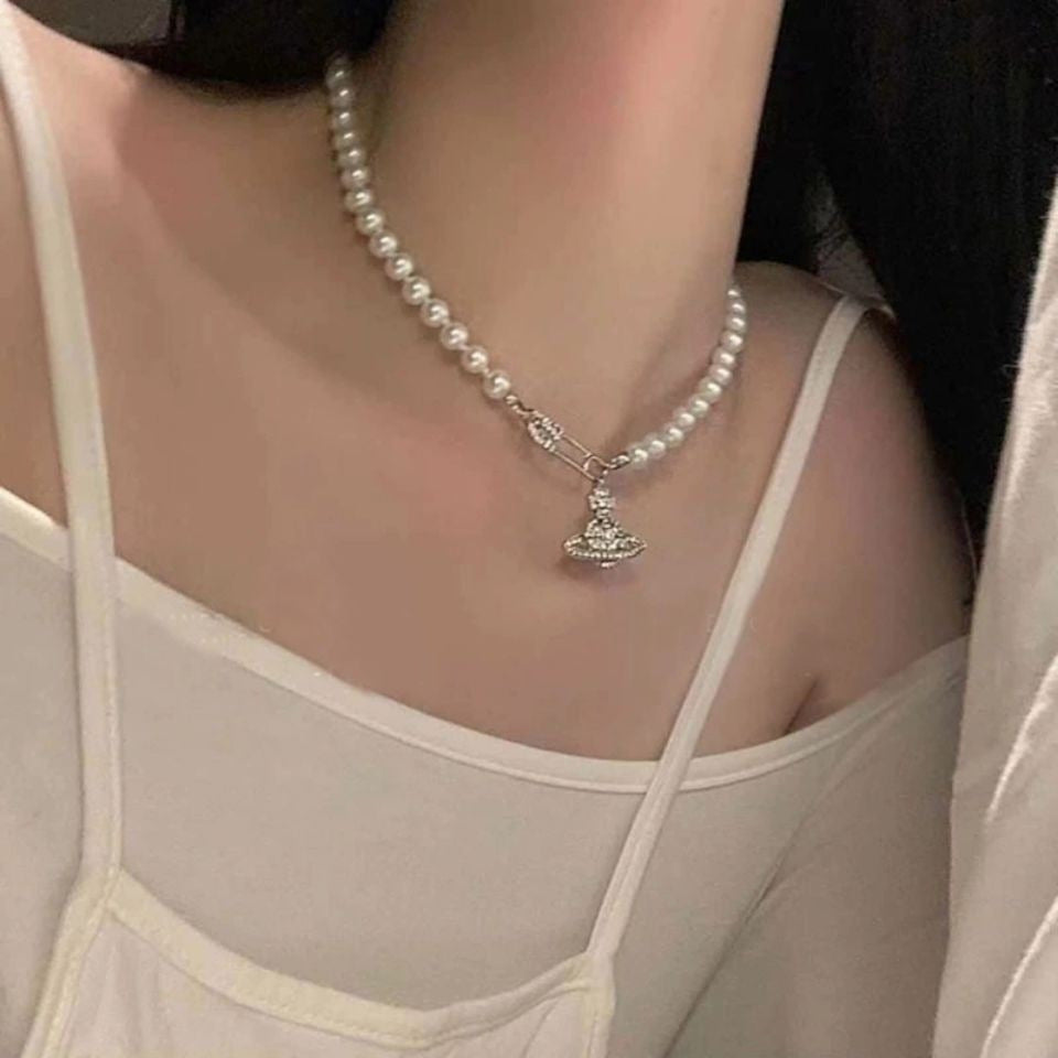 Damen Halskette mit elegantem Perlen-Design und funkelndem Anhänger Shop Nory