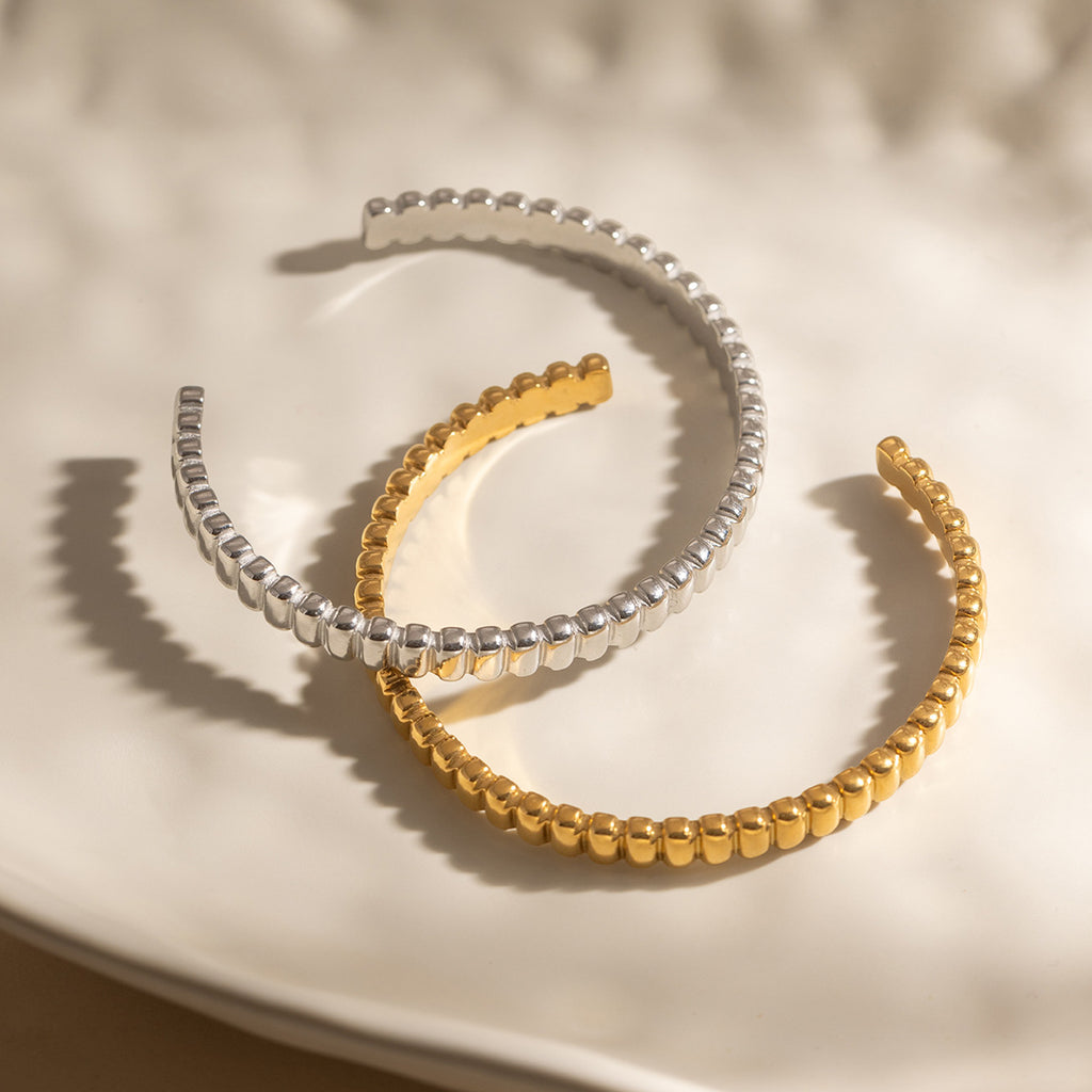 Damen Offenes Armreif mit elegantem Strukturdesign aus hypoallergenem Edelstahl Shop Nory