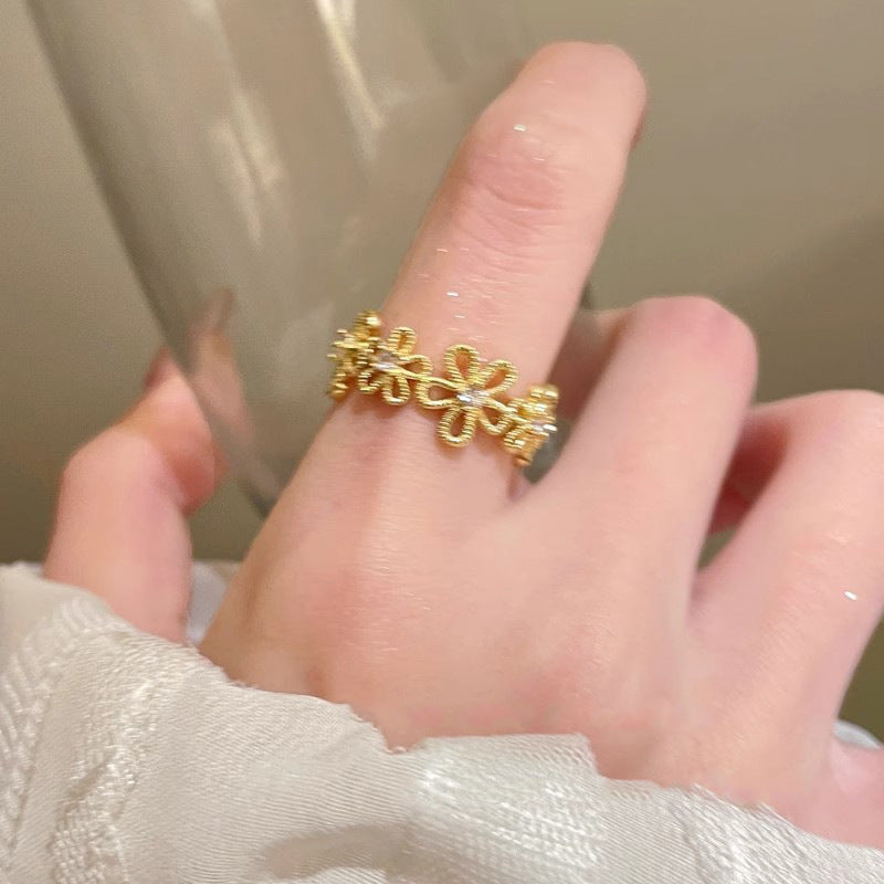 Damen Zarter Blumenring mit funkelnden Zirkonia-Steinen Shop Nory